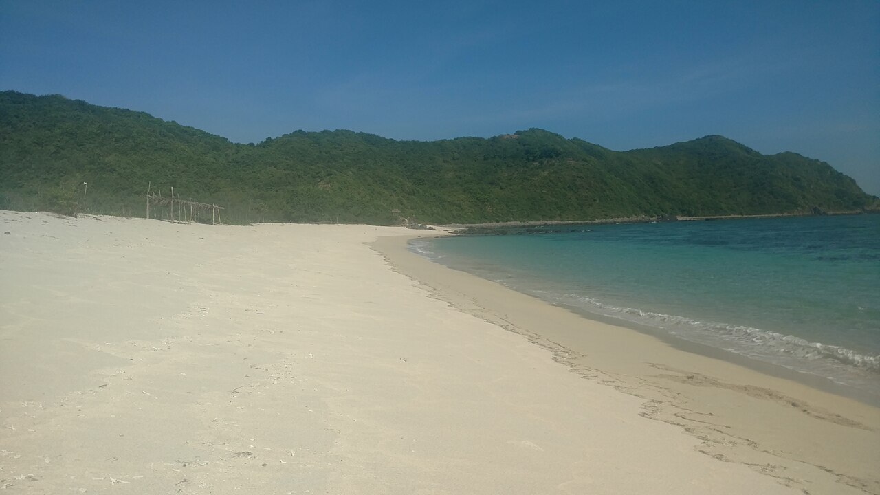 A sandy beach and turquoise sea on Lombok, Indonesia